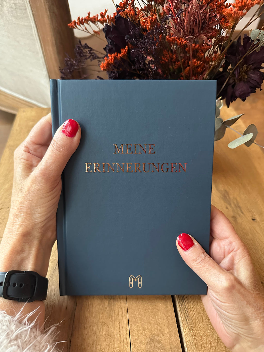 MEMORiA Books Erinnerungsbuch - Hardcover in Händen